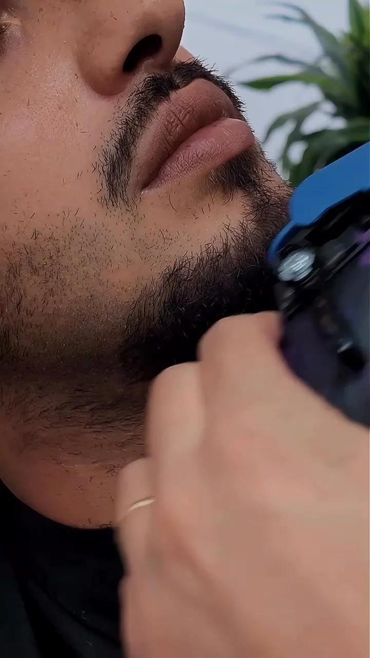 Sagomatura e cura barba a lama libera ad Absolut Barber Catania